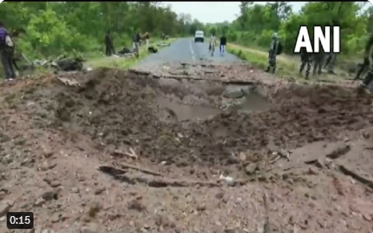 छत्तीसगढ़: दंतेवाड़ा में नक्सलियों ने किया IED ब्लास्ट,10 जवान और 1 ड्राइवर शहीद, सर्च ऑपरेशन जारी