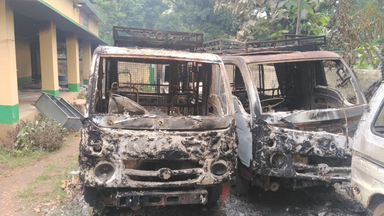 झारखंड : 100 नक्सलियों ने चाईबासा के पास 7 घंटे तक मचाया तांडव, 12 भवनों को विस्फोट कर उड़ाया