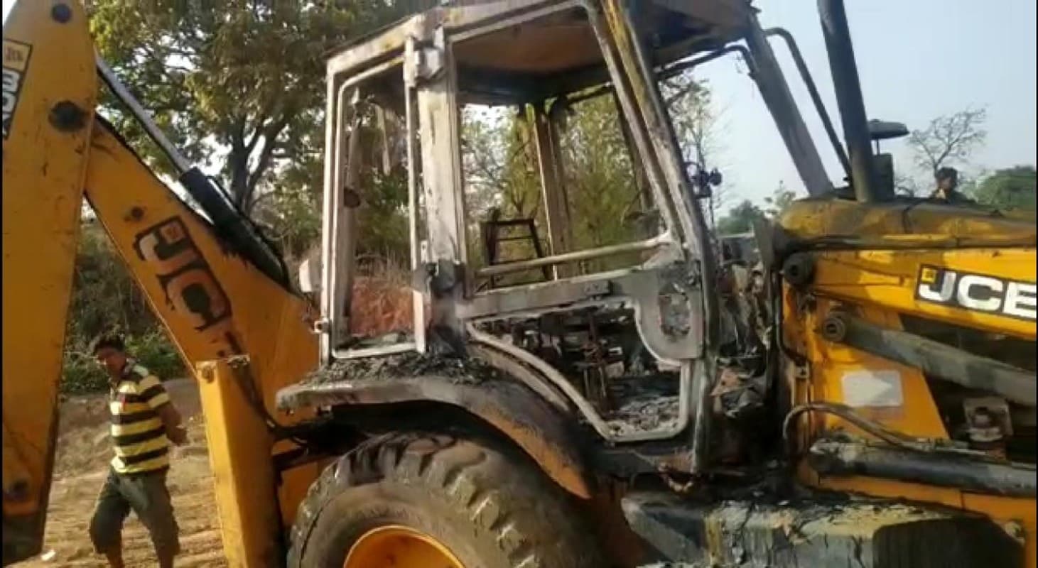 झारखंड में फिर नक्सली हमला, पलामू में टीएसपीसी ने सड़क निर्माण कंपनी के दो जेसीबी फूंके