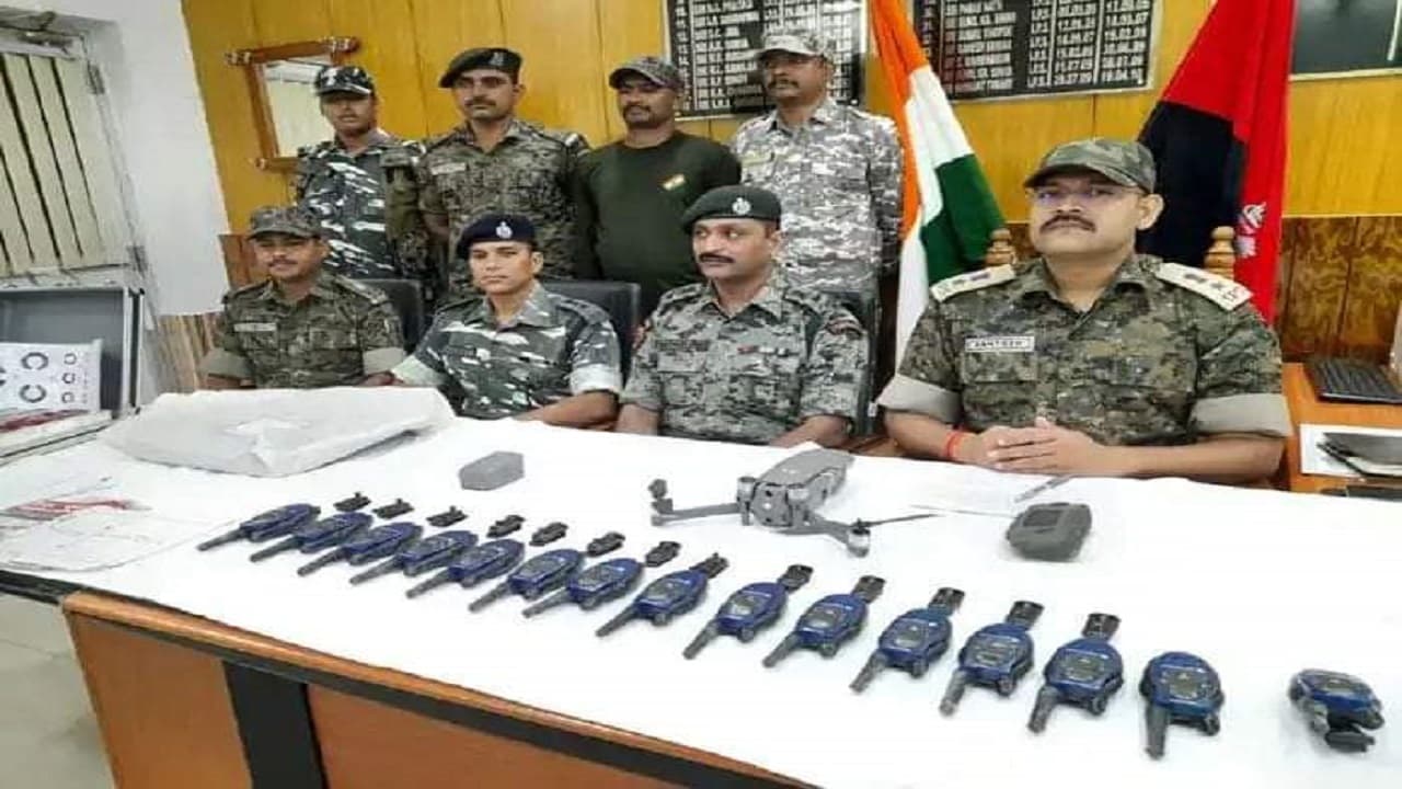बिहार के औरंगाबाद में नक्सलियों के 15 वॉकी-टॉकी और चाइनीज ड्रोन बरामद, आंख जांच करने वाली मशीन भी जब्त