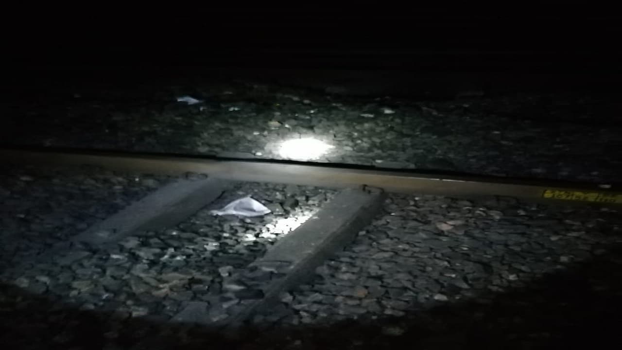भाकपा माओवादियों का प्रतिरोध सप्ताह खत्म, झारखंड बंद के दौरान उड़ाया रेलवे ट्रैक, इन ट्रेनों के रूट बदले भाकपा माओवादियों का प्रतिरोध सप्ताह खत्म, झारखंड बंद के दौरान उड़ाया रेलवे ट्रैक, इन ट्रेनों के रूट बदले