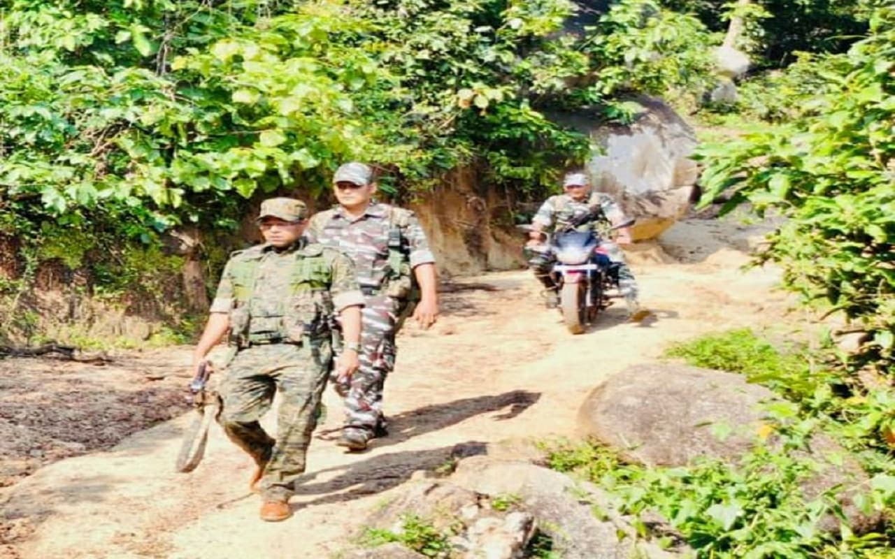 Jharkhand Naxal News: नक्सलियों की तलाश में जंगलों में घुसे गुमला एसपी, ग्रामीणों ने सुनायी पीड़ा