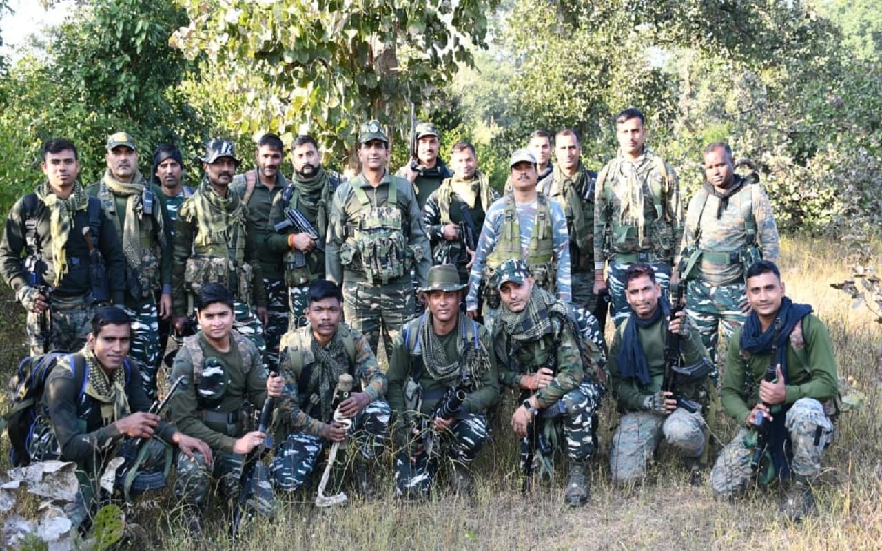 झारखंड में नक्सलियों के खिलाफ लातेहार पुलिस को बड़ी सफलता, सिलिंडर बम व टिफिन बम समेत विस्फोटक बरामद