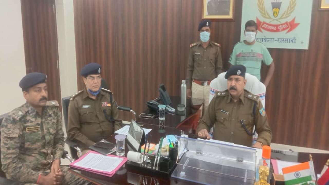 Jharkhand News: हार्डकोर नक्सली अनल दा के बॉडीगार्ड प्रकाश गोप ने किया सरेंडर, आत्मसमर्पण नीति से था प्रभावित