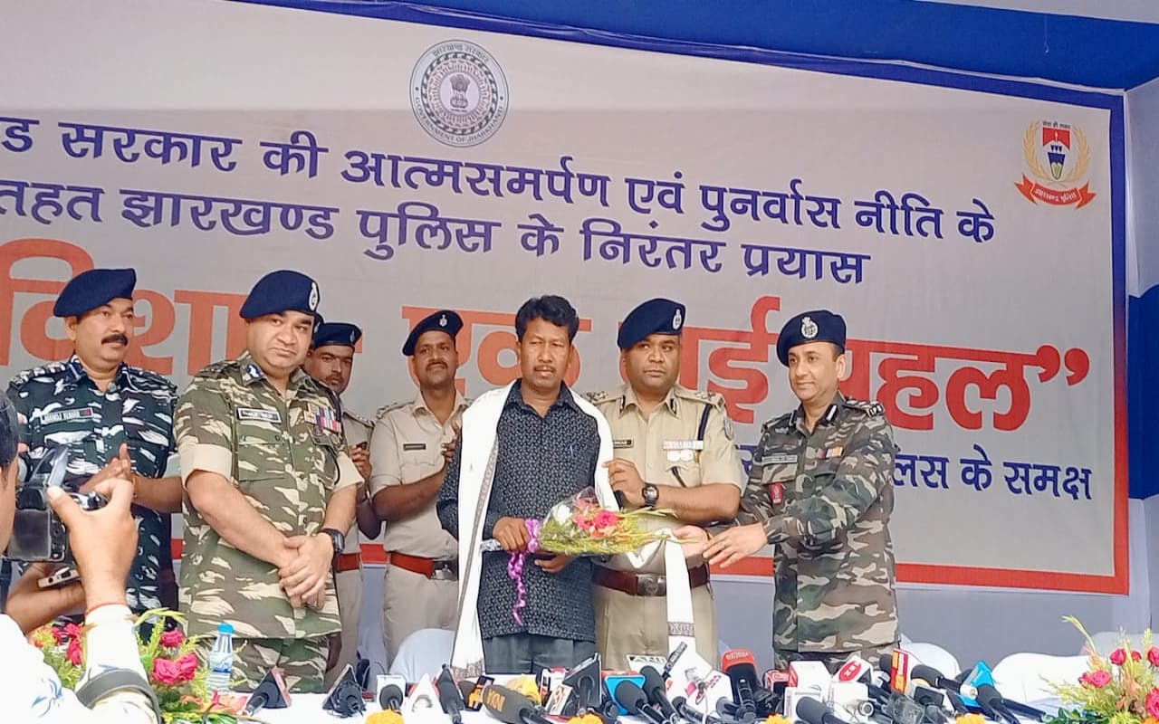 15 लाख के इनामी नक्सली इंदल गंझू ने किया सरेंडर, कहा- जमीन विवाद ने बनाया था माओवादी