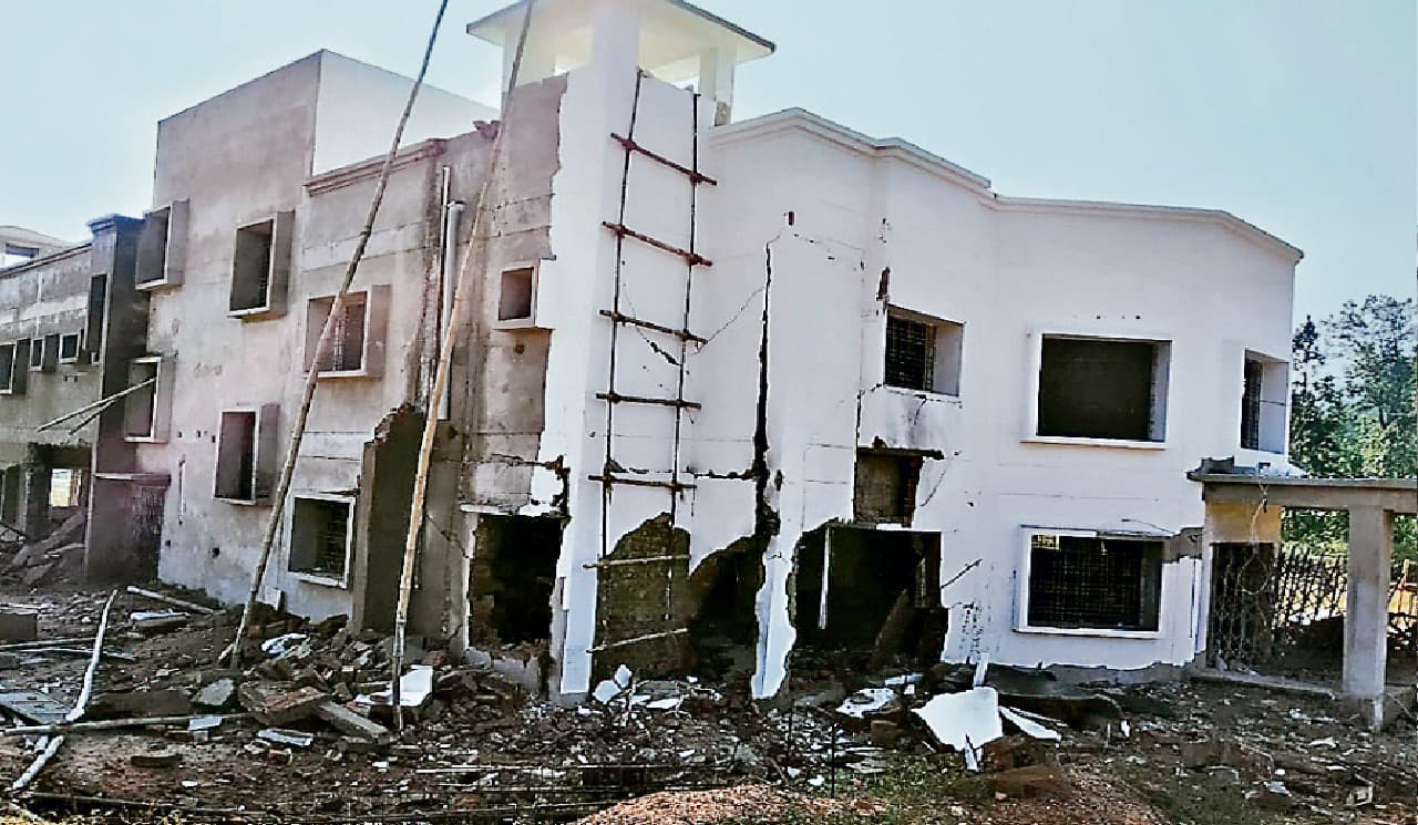 Jharkhand News: सो रहे सात मजदूरों को नक्सलियों ने पहले कब्जे में लिया, फिर नये थाना भवन को बम से उड़ाया