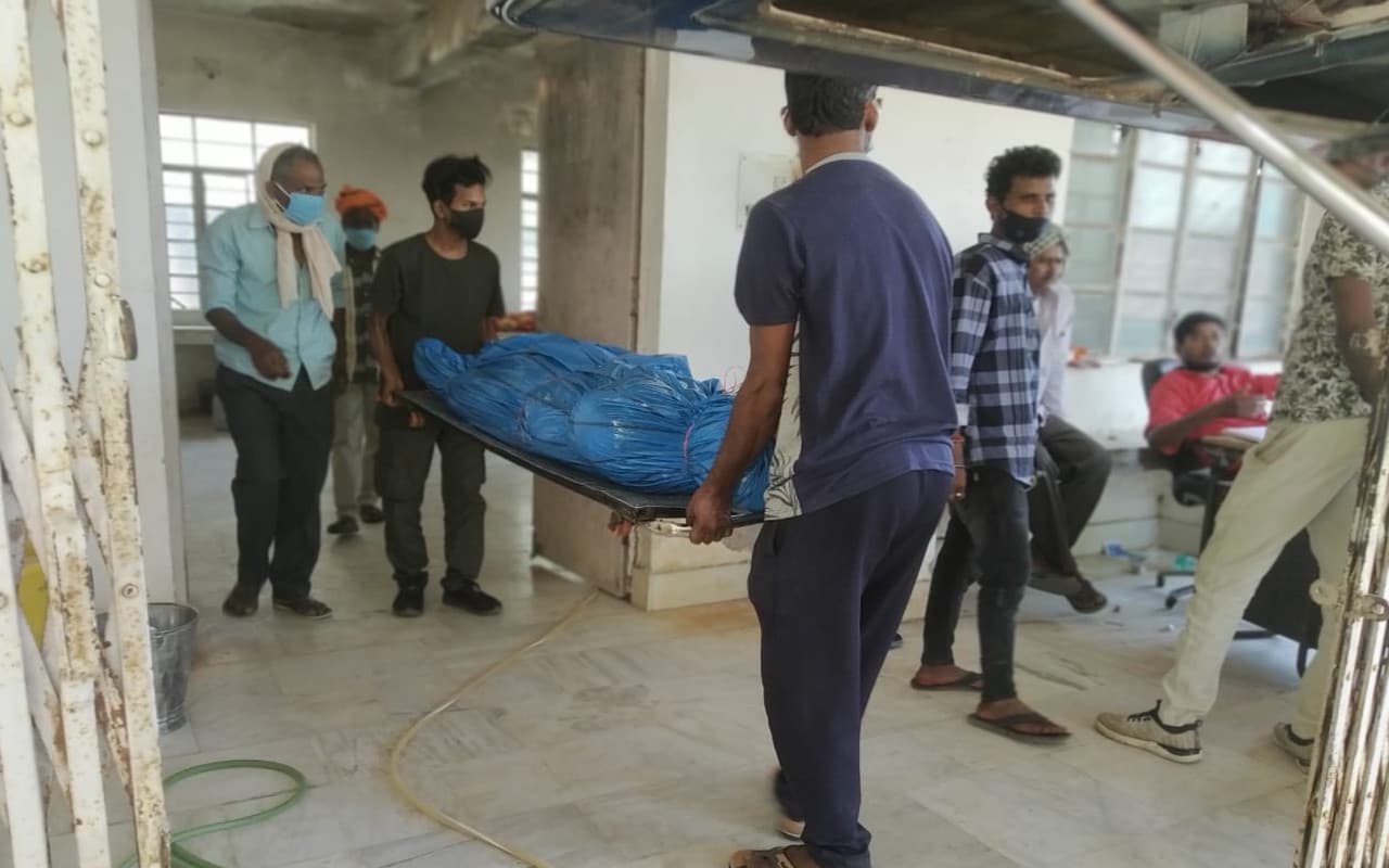 झारखंड : नक्सली राजेश के शव को गांव ले जाने से इनकार, गुमला में डैम किनारे हुआ अंतिम संस्कार