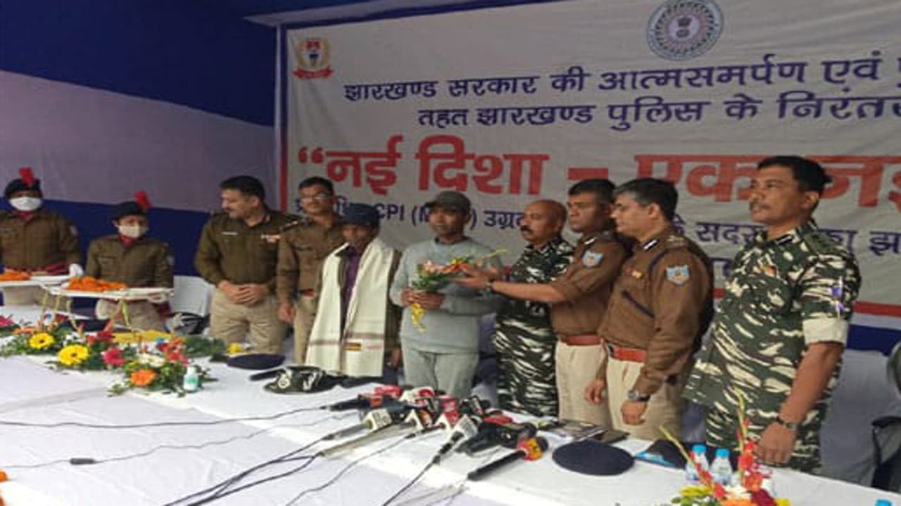 10 लाख का इनामी नक्सली सुरेश मुंडा समेत दो नक्सलियों ने किया सरेंडर, 25 साल से क्षेत्र में रहा सक्रिय