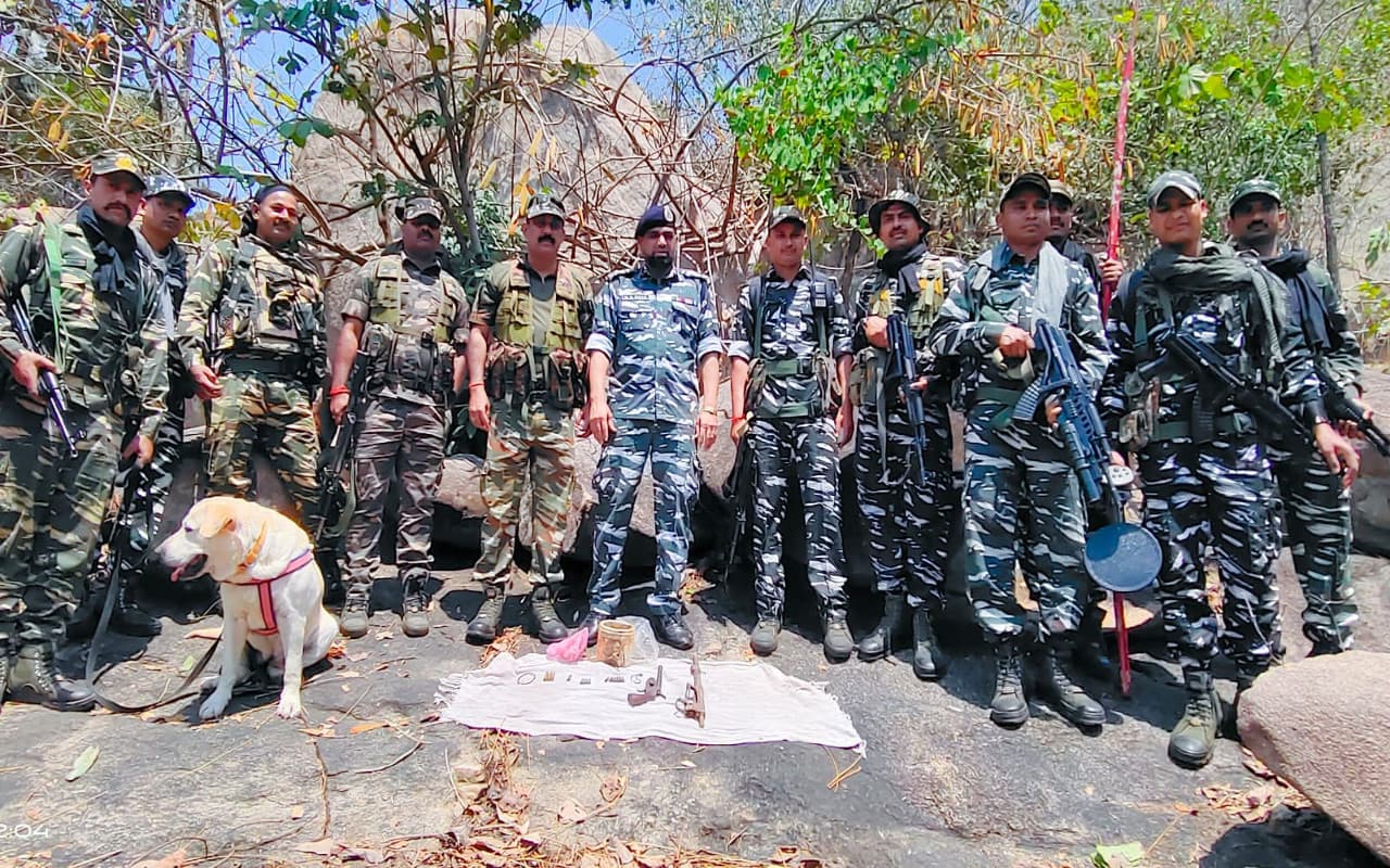 झारखंड : गुमला के एक गुफा में नक्सलियों ने छिपाकर रखा था हथियार, सुरक्षा बलों ने किया बरामद