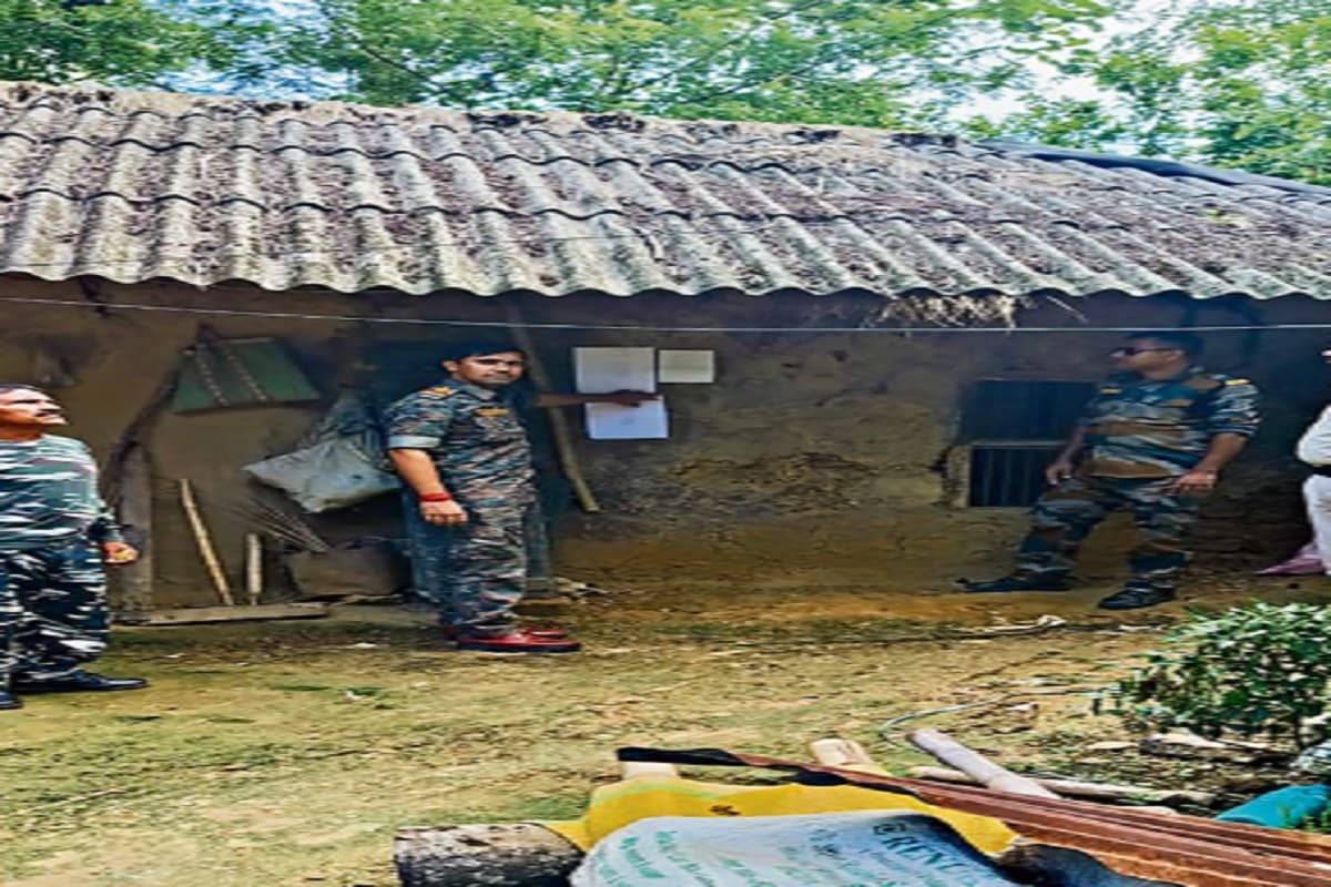 कोल्हान से नक्सलियों का सफाया के लिए पुलिस जुटी, 1 करोड़ के इनामी असीम मंडल सहित इनके घरों पर चिपकाया इश्तेहार