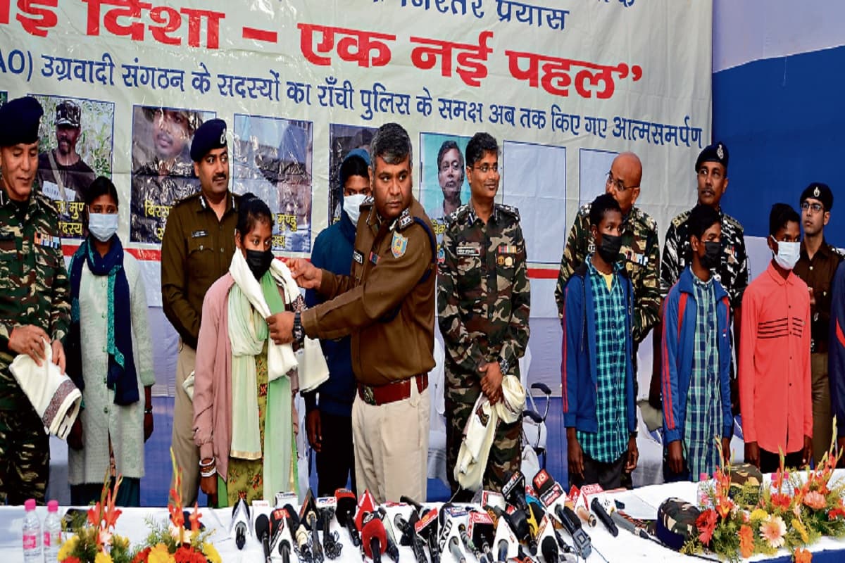 माओवादी मिसिर बेसरा और अनल दा दस्ते के आठ नक्सलियों ने किया सरेंडर, जानें कौन कौन हैं शामिल