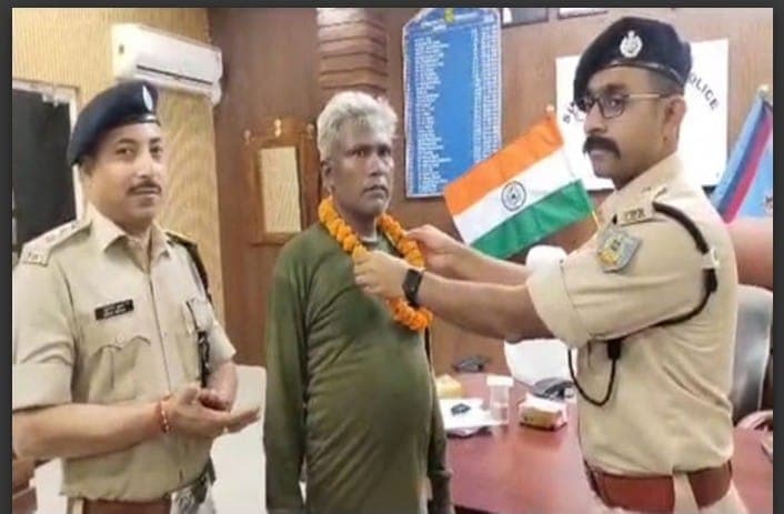 टीपीसी के सब जोनल कमांडर दीपक रजवार ने किया सरेंडर, नक्सलियों के खिलाफ पलामू पुलिस की बड़ी सफलता