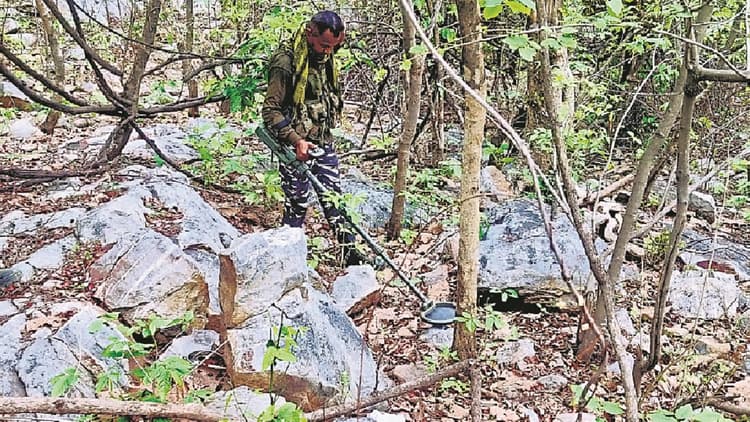 बिहार: जमुई के जंगल में जवानों को IED से उड़ाने की थी तैयारी, नक्सलियों ने छुपा कर रखे थे 15 किलो विस्फोटक