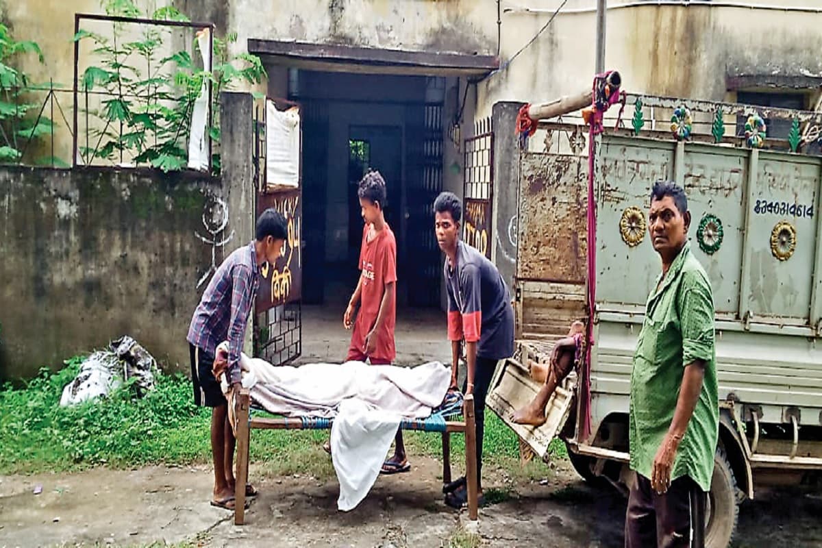 झारखंड: नक्सलियों ने पुलिस मुखबिरी के आरोप में एक का गला रेता तो दूसरे को पीट-पीट कर किया अधमरा