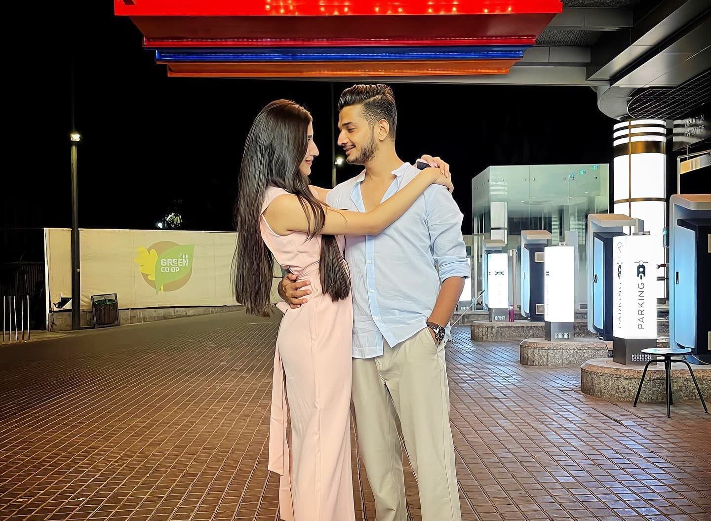 Munawar Faruqui ने गर्लफ्रेंड नाजिला के साथ रोमांटिक तसवीर शेयर कर लिखी कविता,फैंस बोले- जल्दी शादी कर लो