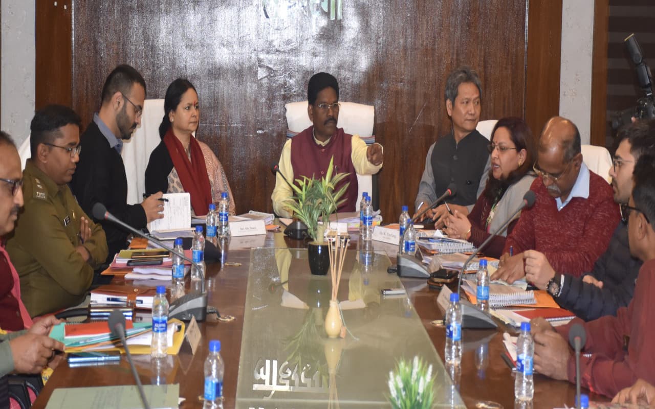 राष्ट्रीय अनुसूचित जनजाति आयोग की टीम पहुंची लोहरदगा, विभिन्न योजनाओं की समीक्षा करते हुए कही ये बात