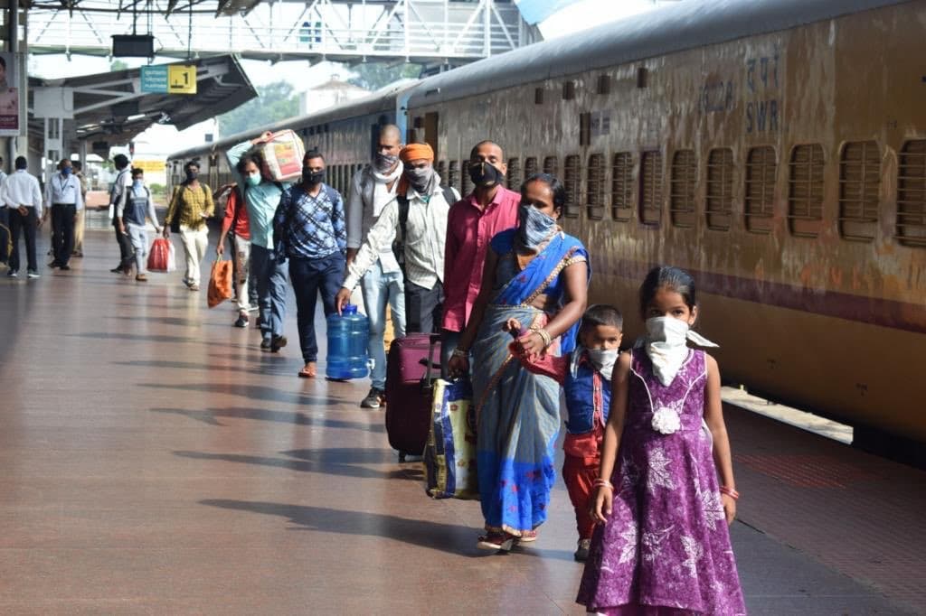 Coronavirus Unlock Updates : 
 महाराष्ट्र सरकार ने कोर्ट में कहा, श्रमिक ट्रेनों के लिए एक भी मांग लंबित नहीं