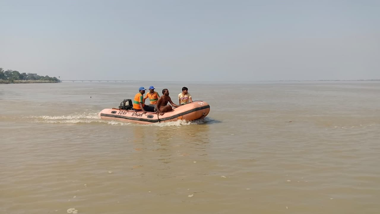 Bihar: भागलपुर में गंगा स्नान के दौरान दो लड़कियां गहरे पानी में डूबकर लापता, खोज में जुटी SDRF की टीम
