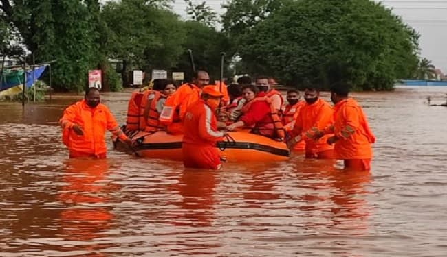 Maharashtra Flood : महाराष्ट्र में बाढ़ से हाहाकार, NDRF की टीम राहत और बचाव कार्य में जुटी