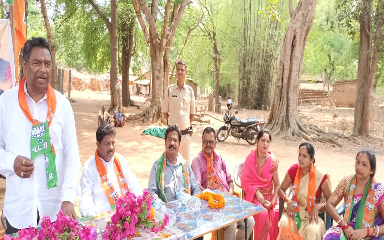 खूंटी : बीजेपी के लाभार्थी सम्मेलन में विधायक नीलकंठ सिंह बोले- मोदी सरकार ने हर वर्ग का किया विकास