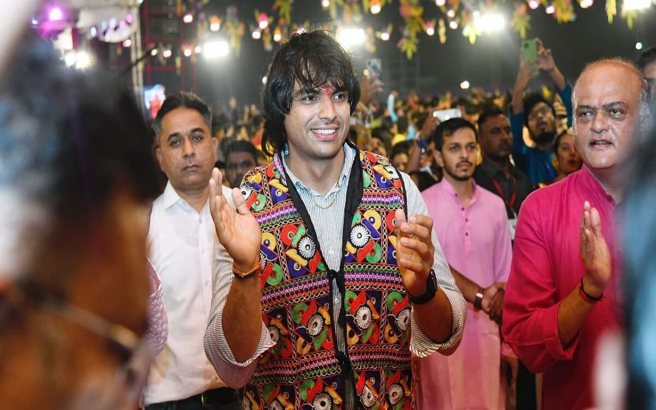 Neeraj Chopra: नवरात्रि में गरबा करने गुजरात पहुंचे नीरज चोपड़ा, डांस से जीता सबका दिल, देखें वीडियो