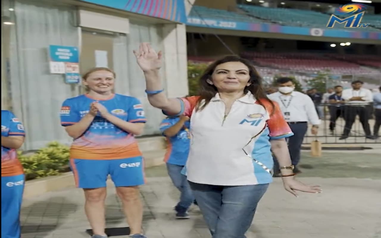 Watch: MI के फाइनल में पहुंचने के बाद नीता अंबानी और पूरी टीम ने जमकर किया डांस, खूब लगे ‘भाभी..भाभी’ के नारे