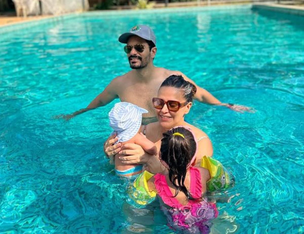 नेहा धूपिया ने रिवील किया 'बेबी बेदी' का नाम, स्विमिंग पूल में पूरे परिवार संग मस्ती करती दिखीं एक्ट्रेस