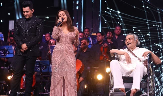Neha Kakkar ने बीच सड़क पर करवाया फोटोशूट, फैंस बोले अरे मैडम मास्क कहां . . .