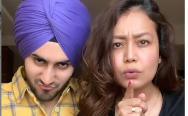 नेहा कक्कड़ ने पति रोहनप्रीत को धमकाया, बोलीं,' अपनी एक्स को कॉल किया तो...' वायरल हो रहा है ये VIDEO