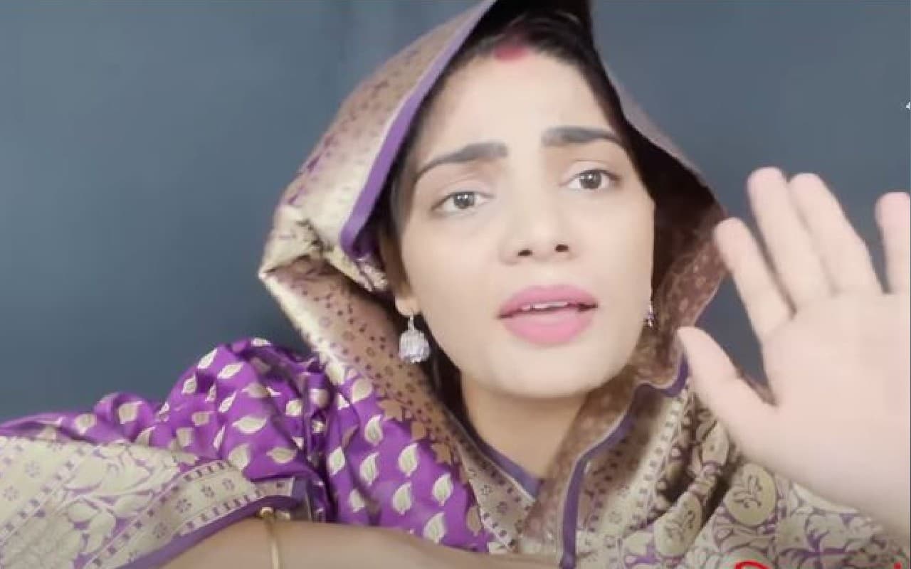 Neha Singh Rathore ने महंगाई पर सरकार पर कसा तंज,गाया-  'रुपैया गिर जाये, डॉलर चढ़ जाये रे'....