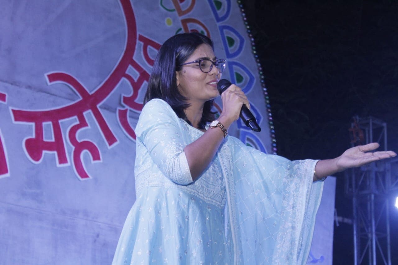 इप्टा का राष्ट्रीय सम्मेलन: बारिश की फुहारों के बीच 'यूपी में का बा' फेम नेहा सिंह राठौर ने दर्शकों को झुमाया