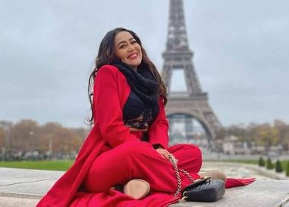 Neha Kakkar ने रेड कोट के साथ पहना ट्रांसपेरेंट ब्रालेट, पेरिस में यूं एजॉय करती दिखी एक्ट्रेस