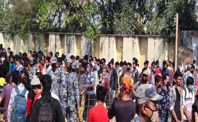 कोरोना का खौफ: वतन लौट रहे अपने नागरिकों पर नेपाली पुलिस ने किया लाठीचार्ज, धरने पर बैठे लोग