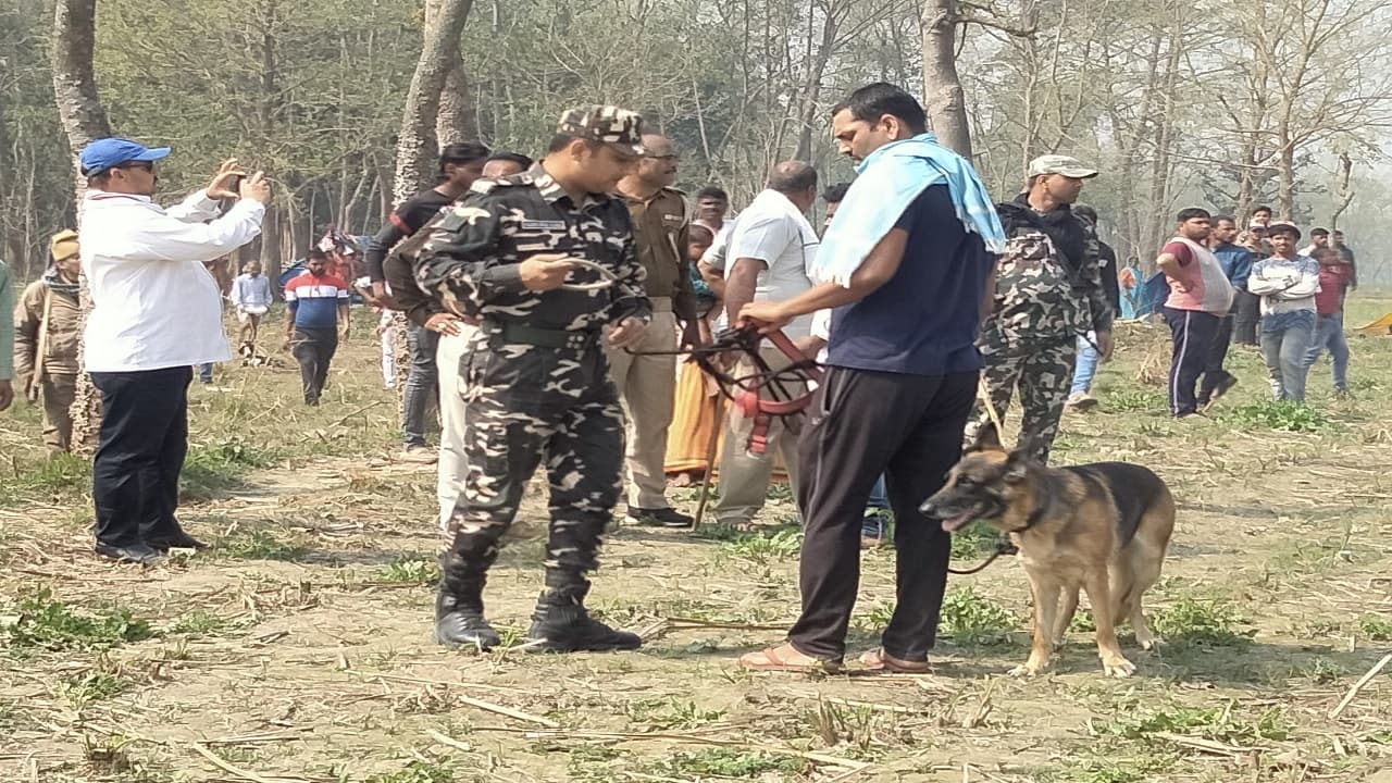 Bihar News: सीतामढ़ी में मुखिया प्रत्याशी के घर घुसे 12 डकैत, लूट के बाद बम पटककर नेपाल की तरफ हुए फरार