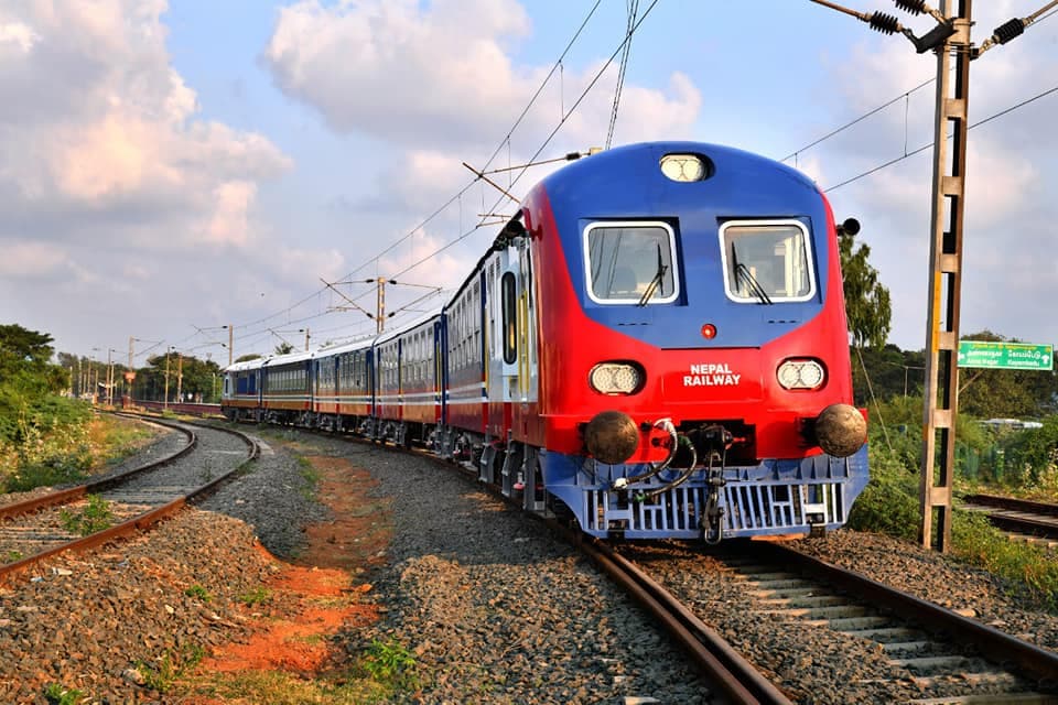 India Nepal Train: सीमा विवाद के बीच भारत ने नेपाल को सौंपी 2 आधुनिक ट्रेन, कोरोना के बीच देखने के लिए जमा हुए हजारों लोग