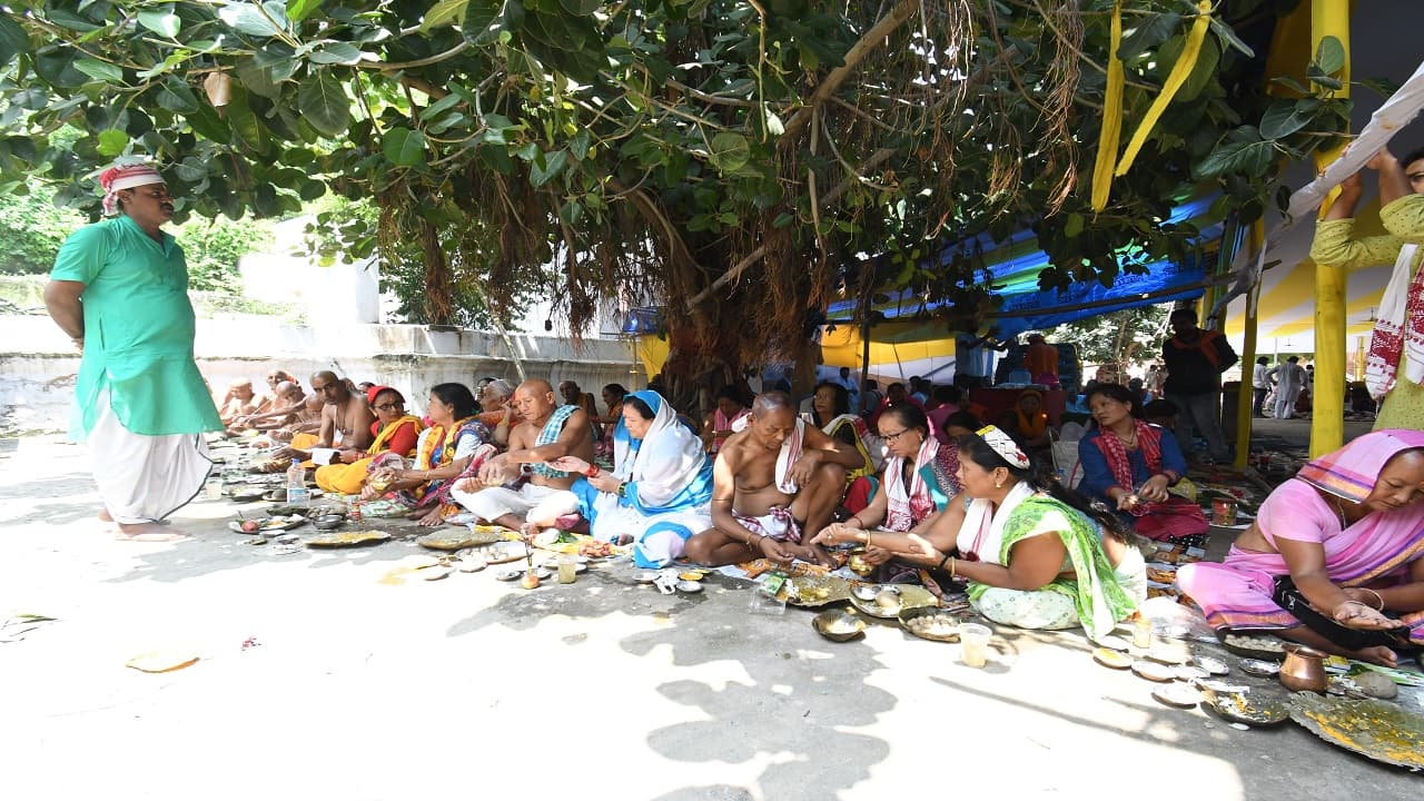 Pitru Paksh 2022 : असम से आए नेपालियों ने किया सामूहिक पिंडदान, पितर याद आने पर विचलित हुई महिला