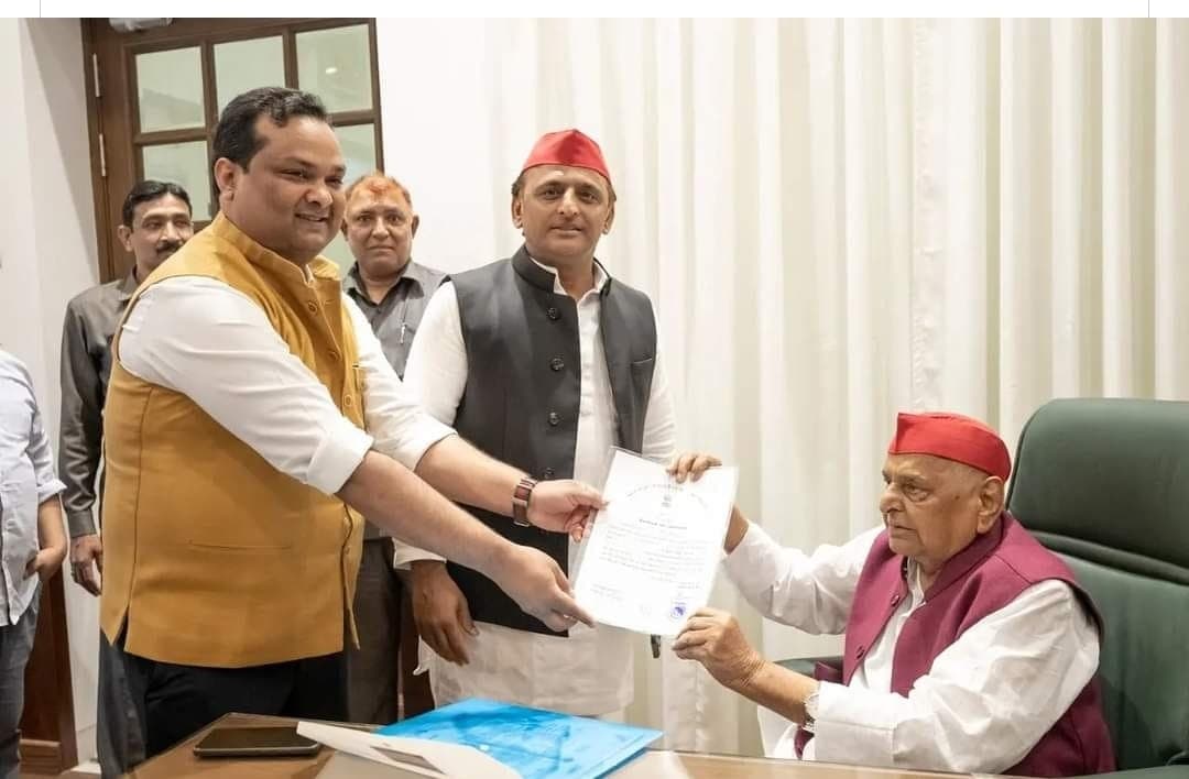 UP Election 2022: बहुत अच्छा लड़े तुम, मुलायम सिंह यादव ने अखिलेश यादव को दिया आशीर्वाद