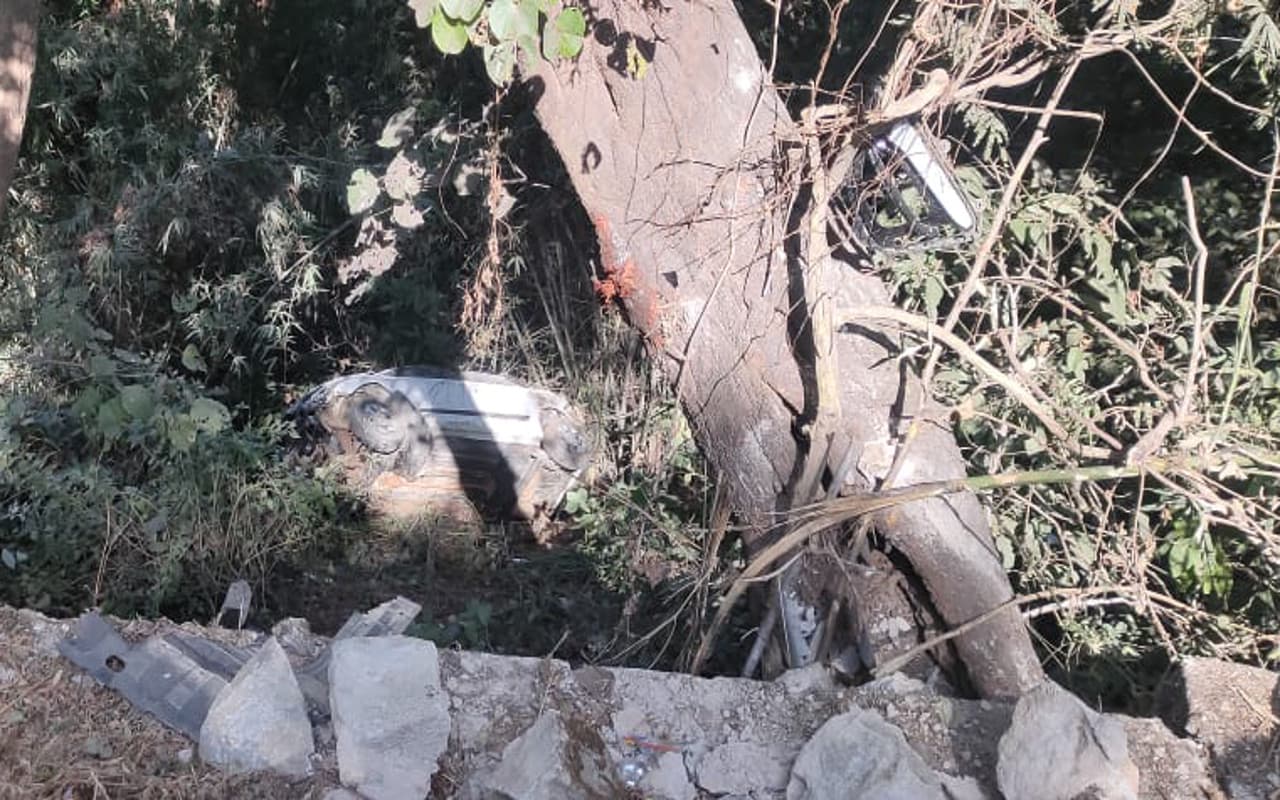 Jharkhand News: नेतरहाट घाटी की खाई में फिर गिरी कार, बाल-बाल बचे रांची के पांच युवक