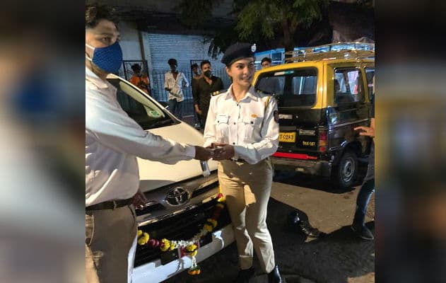 जैकलीन फर्नांडीज ने अपने स्टाफ को गिफ्ट की कार, दशहरे के मौके पर दिया खास तोहफा