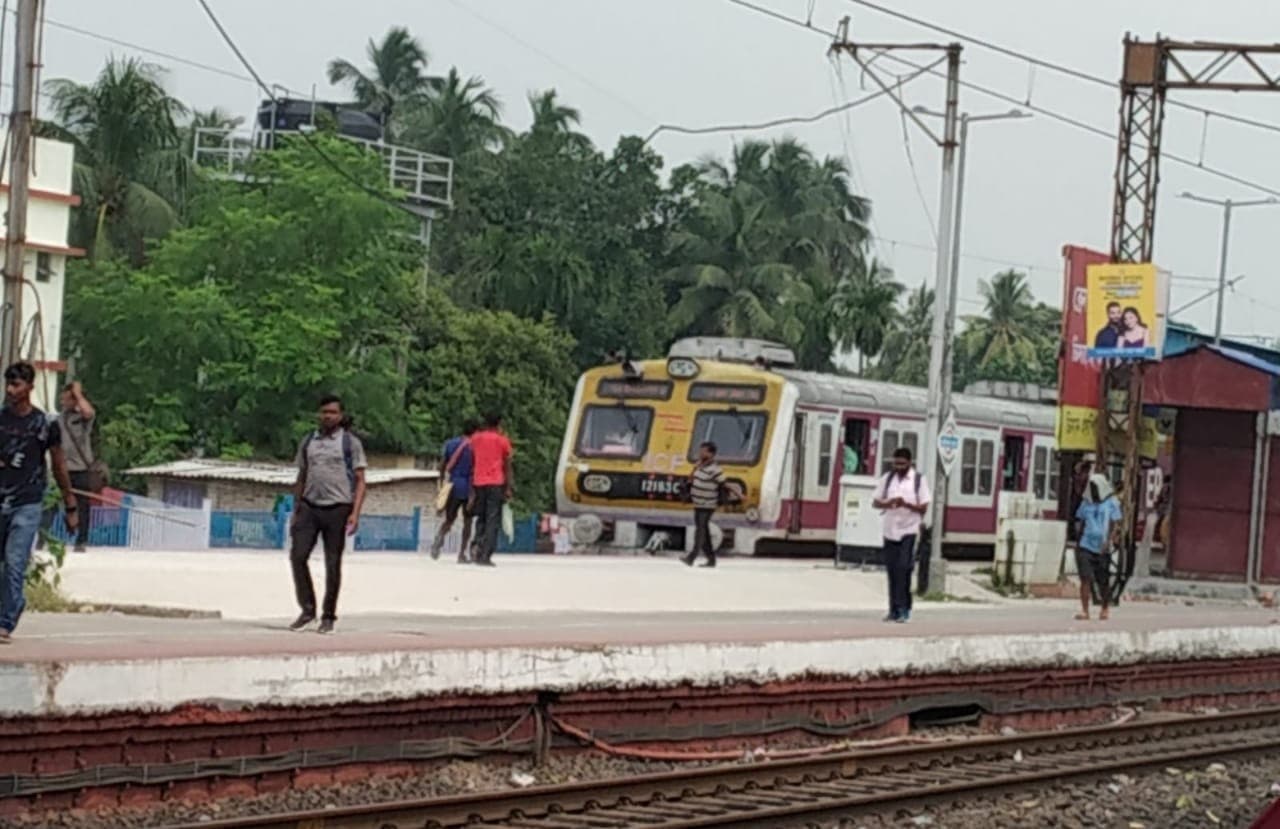 Bangal Local Train: लोकल ट्रेन चलाने की मांग को लेकर यात्रियों ने रोकी स्पेशल ट्रेन, जम कर किया प्रदर्शन