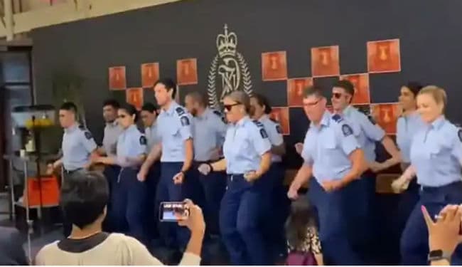 न्यूजीलैंड पुलिस ने 'काला चश्‍मा' और 'कर गई चुल' गाने पर किया जबर डांस, खूब देखा जा रहा है ये VIDEO