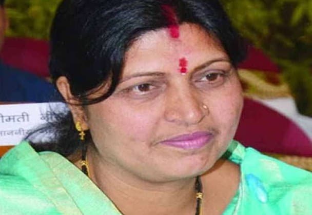 बिना इ-टिकट के मंदिर प्रवेश कर रही कोडरमा विधायक नीरा यादव को मंदिर कर्मी ने रोका, अधिकारी ने करवायी पूजा