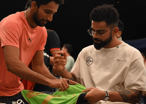 मोहम्‍मद अजहरुद्दीन ने विराट के लिए लिखा स्पेशल मैसेज, कोहली से मिला था ये खास तोहफा