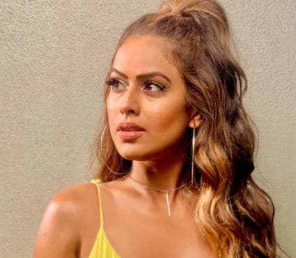 निया शर्मा शॉर्ट स्कर्ट- टॉप में दिखीं काफी बोल्ड, VIDEO में 'नागिन' एक्ट्रेस की हॉट अदाएं देख फैंस हुए बेताब