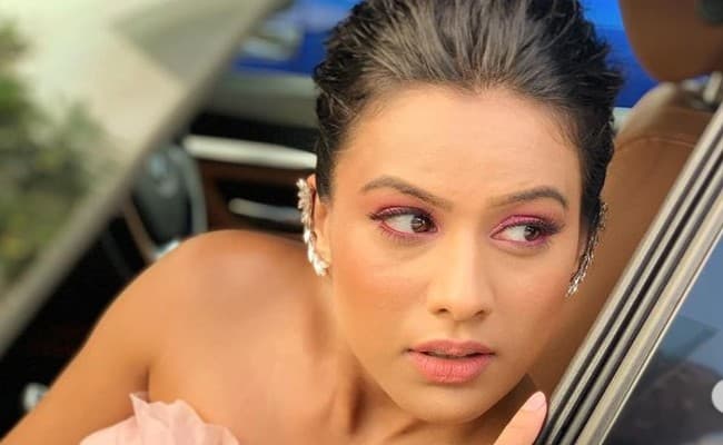 निया शर्मा ने सीढ़ियों में बैठकर कराया बोल्ड फोटोशूट, बॉडीकॉन ड्रेस में बेहद हॉट दिखीं 'नागिन' एक्ट्रेस, Viral Photo