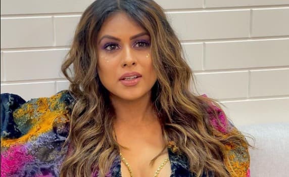 Nia Sharma डीप नेक ड्रेस में दिखीं बेहद हसीन, सोफे पर बैठकर कराया ग्लैमरस फोटोशूट
