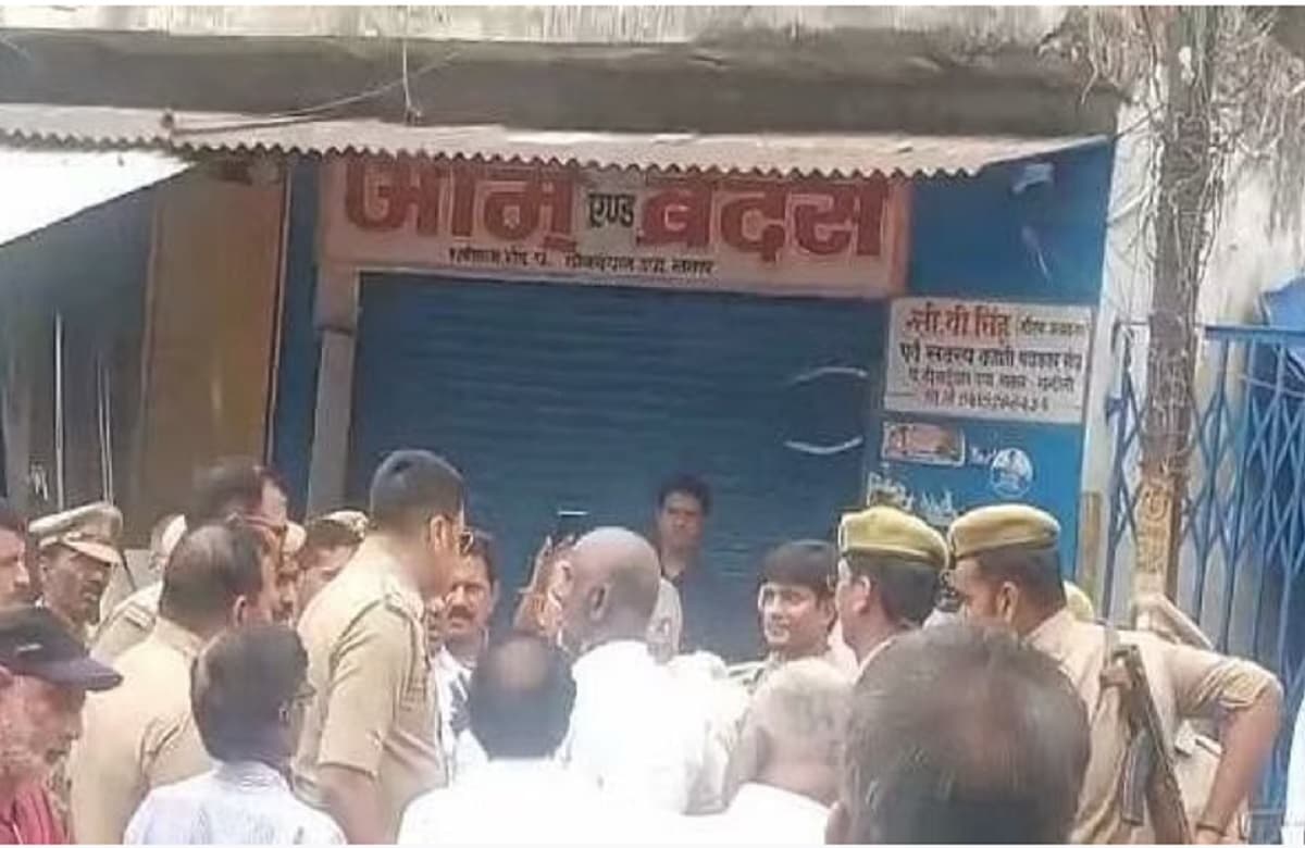 यूपी के चंदौली में डीएसपी अनिरुद्ध सिंह ने युवक को जड़ा थप्पड़, तो सोशल मीडिया पर लोगों ने लगा दी क्लास