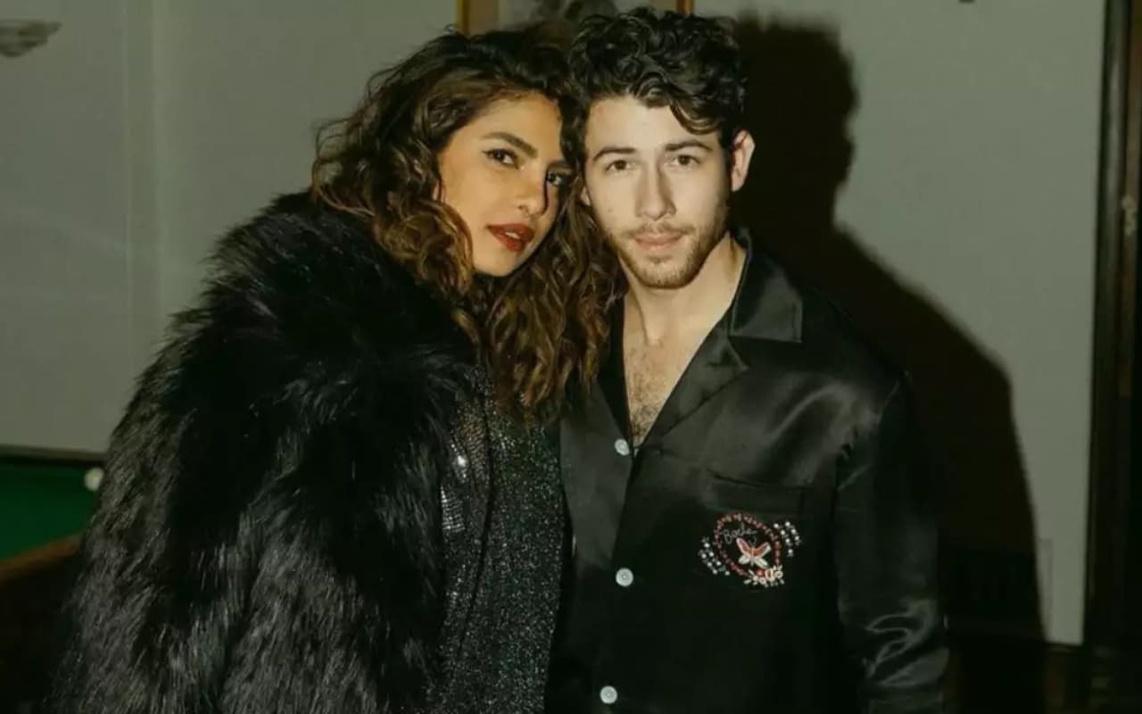 पति Nick Jonas को स्टेज पर परफॉर्म करते देख प्रियंका चोपड़ा लगी झूमने, सोशल मीडिया पर वायरल हो रहा VIDEO