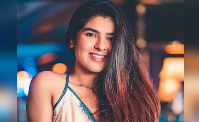 Taarak Mehta Ka Ooltah Chashmah : ट्रांसपेरेंट ड्रेस में 'पुरानी सोनू' का दिखा बोल्‍ड अंदाज, देखें एक्‍ट्रेस की ये अनदेखी PHOTOS
