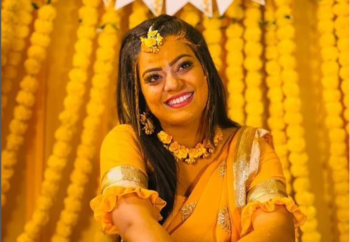 निधि झा ने अपने हाथों में यश के नाम की लगाई मेहंदी, एक्ट्रेस ने ग्रीन लहंगे में दिये किलर पोज